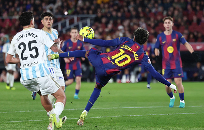 Cú ngả người móc bóng siêu hạng của Yamal