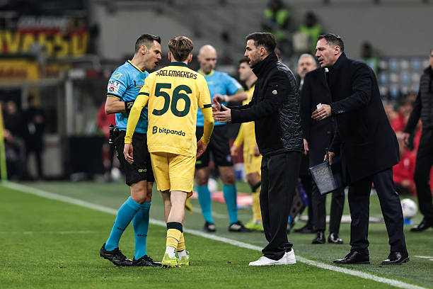 HLV Cesc Fabregas có hành động kéo áo với Alexis Saelemaekers.