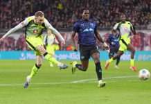 Dortmund thoát hiểm ngoạn mục trước Leipzig