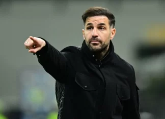 Cesc Fabregas bị Allegri mắng là “đồ trẻ con”.