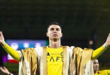 Ronaldo choàng áo như một vị vua sau trận