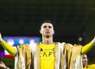 Ronaldo choàng áo như một vị vua sau trận