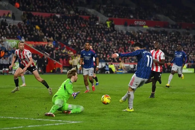 Martinelli bỏ lỡ cơ hội vàng để nâng tỷ số lên 2-1 cho Arsenal