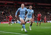 Arsenal vẫn phải hết sức dè chừng với Man City Man City ngược dòng đánh bại Liverpool để tiếp tục cuộc đua vô địch với Arsenal
