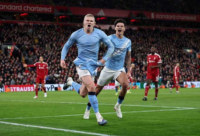 Man City ngược dòng đánh bại Liverpool để tiếp tục cuộc đua vô địch với Arsenal
