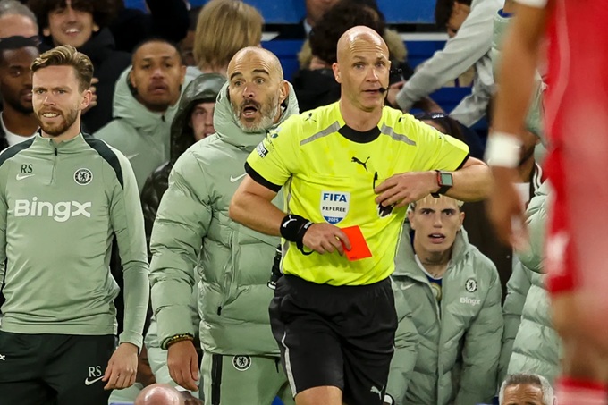 Đến Maresca cũng từng phải nhận thẻ đỏ