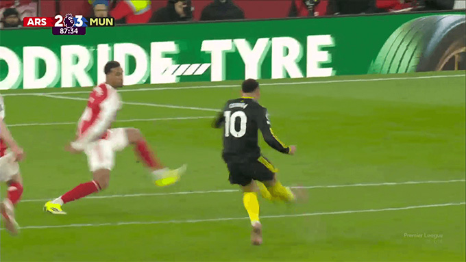 Động tác kết thúc cú sút của Cunha trong bàn thắng vào lưới Arsenal