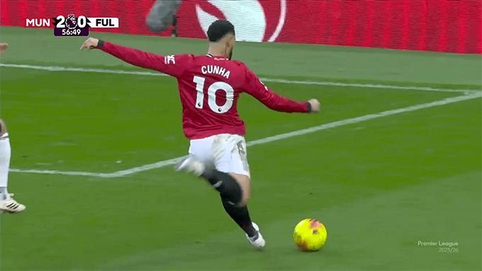 Sự cân bằng cơ thể trong cú sút của Cunha vào lưới Fulham