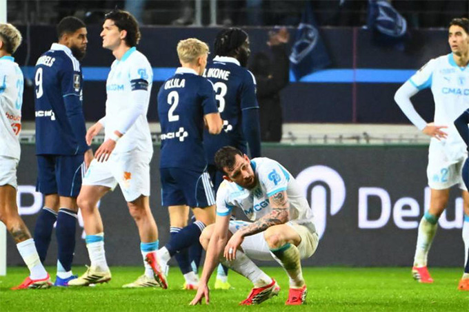 OM (áo trắng) đánh rơi chiến thắng trong tầm tay, dù đã dẫn 2-0