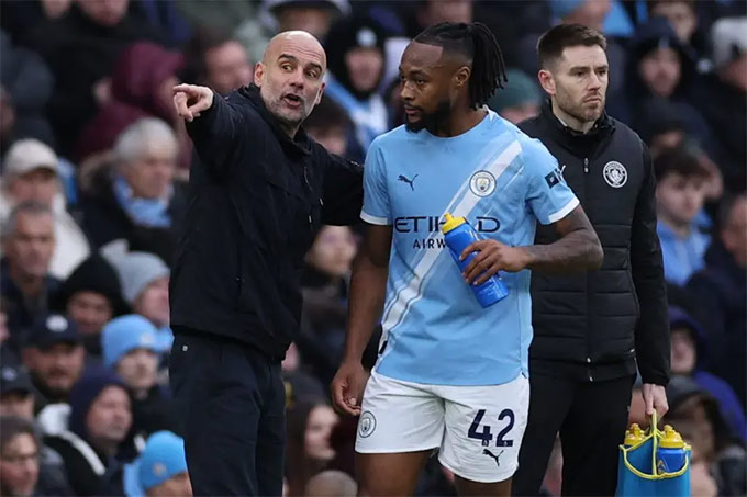 HLV Guardiola buồn và khó chịu vì sự thất thế của Man City trên TTCN