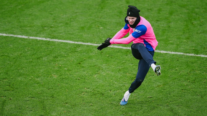 Haaland giống như một chú hổ bị bỏ đói lâu ngày, và anh đang rất khao khát xé lưới Liverpool