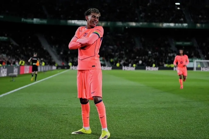 Lamine Yamal ghi 1 bàn và có 1 kiến tạo trong chiến thắng 3-1 của Barca trước Elche