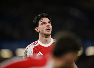 Arsenal đánh rơi lợi thế trong thời điểm quan trọng