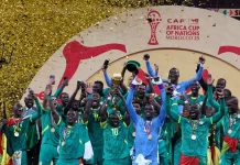 Senegal “phớt lờ” CAF, vẫn diễu hành cúp gây tranh cãi