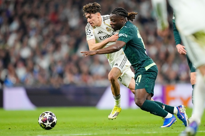 Tài năng trẻ Thiago Pitard tranh bóng với Antoine Semenyo của Man City