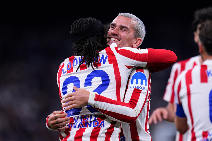 Antoine Griezmann chia vui với các đồng đội ở Atletico Madrid. Ảnh: AP