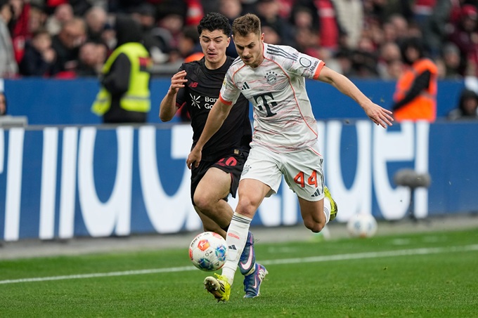 Bayern hòa nghẹt thở với 9 người trước Leverkusen