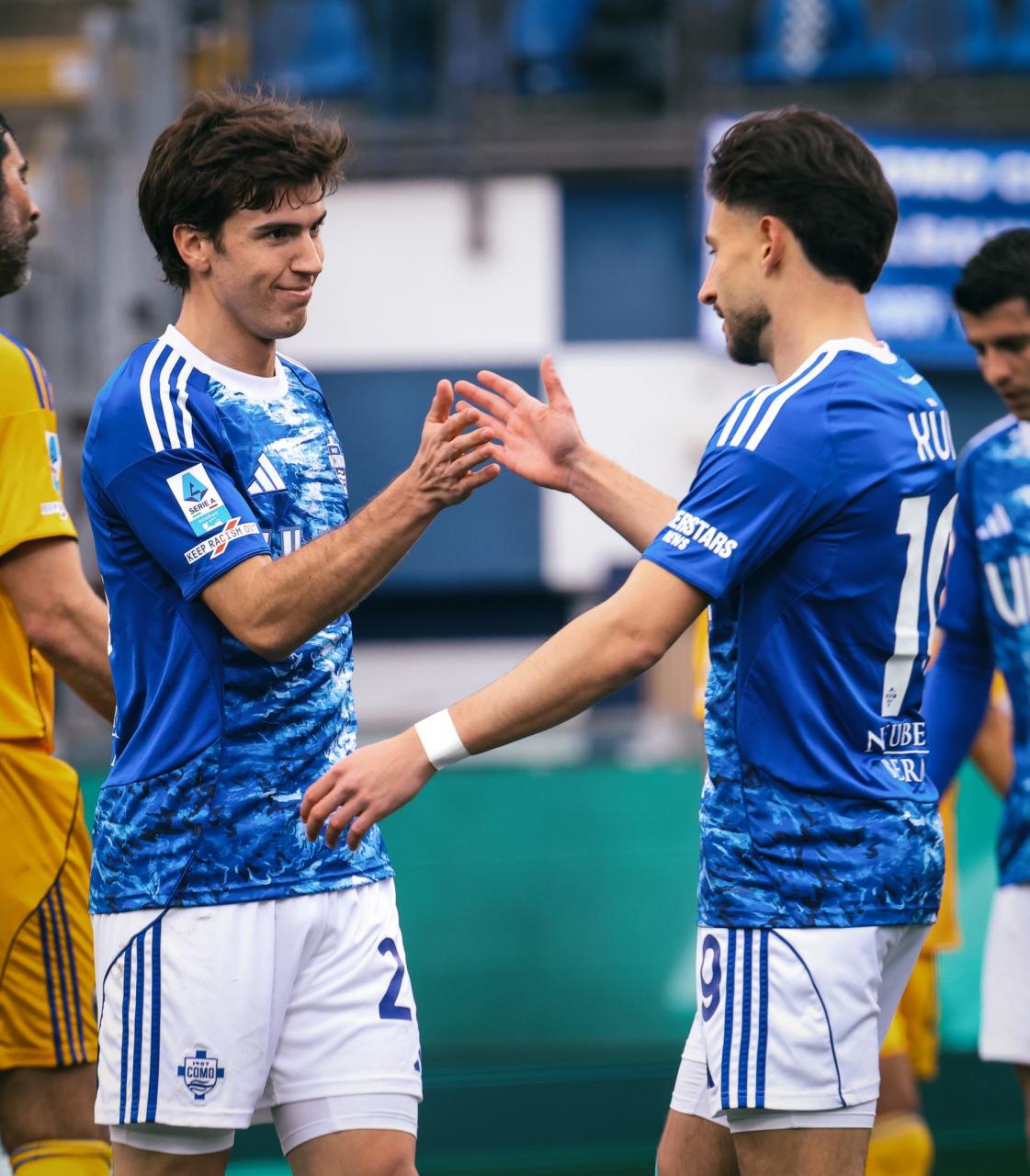 Niềm vui của các cầu thủ Como sau khi thắng Pisa - Ảnh: @Como_1907