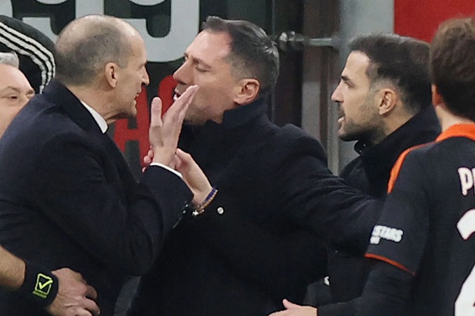 Allegri (trái) và Fabregas (phải) liên tục đụng độ nhau tại mùa giải này