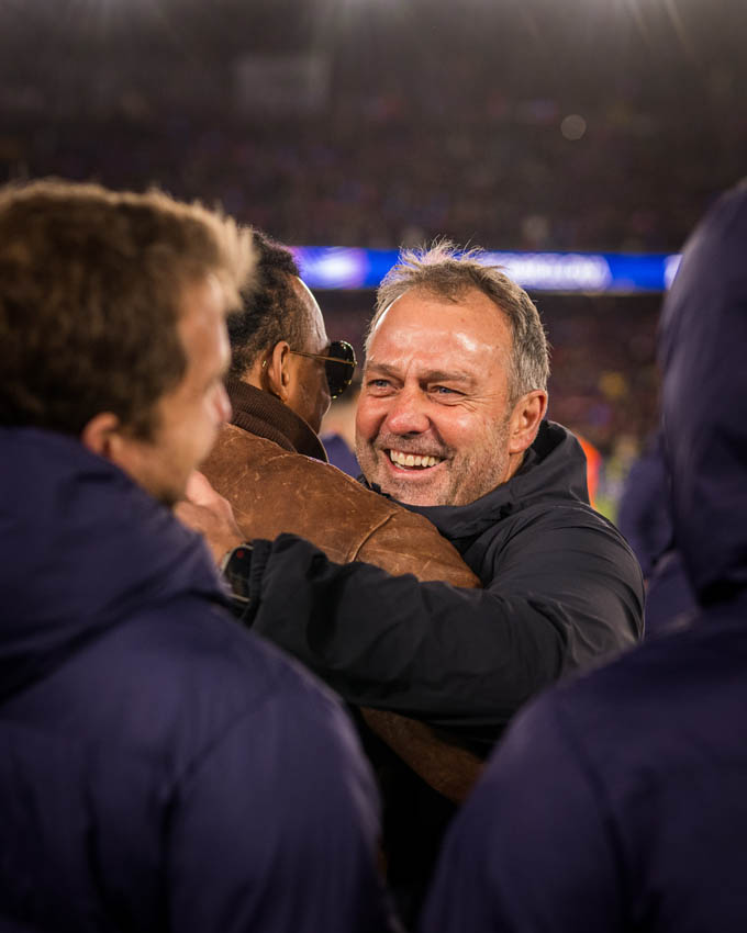 Niềm vui của Flick sau khi Barca vào tứ kết Champions League - Ảnh: @FCBarcelona_es