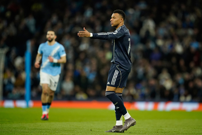 Đây không phải lần đầu Mbappe bị đặt dấu hỏi về thái độ thi đấu mùa này. Ảnh: AP