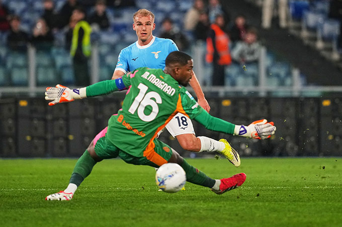 Isaksen ghi bàn duy nhất của trận đấu. Ảnh: AP